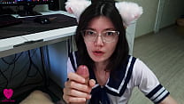 Chan mignonne avec des oreilles de chat dans un costume sexy était impatiente de satisfaire sa faim avec le sperme de son senpai