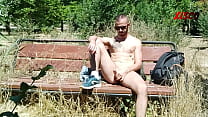 Ganz nackt in einer öffentlichen Parküberraschung am Ende des Videos