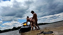 Рискованный публичный секс на озере во время катания на водных лыжах - Becky Tailorxxx
