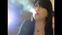 BBW Domme Tina Snua fuma um cigarro de cortiça com bombeamento e flutuação