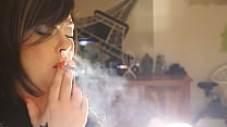 UK Domme Tina Snua raucht eine Kork-Zigarette mit Nase ausatmet