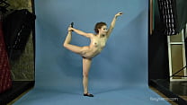 Mila Gimnasterka fille serrée poilue faisant de la gymnastique