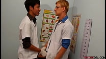 Minets en uniforme reproduisant un patient asiatique en trio pour éjaculer