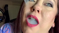 BBW Herrin Tina Snua raucht eine Kork-Zigarette mit Nase ausatmet, Einatmen, Rauchringe & Driften
