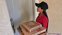 Zwei geile Teenies bestellten Pizza und fickten dieses sexy asiatische Liefermädchen.