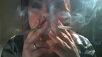 La maîtresse britannique BBW Tina Snua veut que vous soyez son esclave de fumée alors qu'elle fume 2 cigarettes à la fois