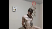 Mujer brasileña recibiendo un masaje tántrico a escondidas de su marido