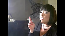 La maîtresse britannique BBW Tina Snua Chain fume 3 cigarettes Karelia Slim
