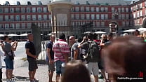 Turistas disparando esclavo en público