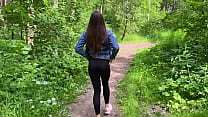 Ormanda yürürken bir kızla tanıştım ve onu ormanda becermeye karar verdim