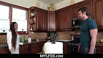 Le nettoyage de la cuisine mène à la baise avec maman - Cali Lee | MYLFEX.com