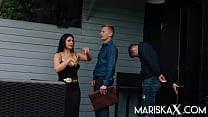 MARISKAX Mariska se fait équiper par deux gars à l'extérieur