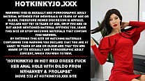 Hotkinkyjo en un vestido rojo caliente folla su agujero anal con un consolador de MrHankey & prolapse