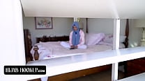 Una ragazza musulmana ha bisogno di distrarsi e viene sbattuta nella sua camera da letto mentre i suoi genitori adottivi sono via