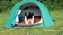 Gingembre nudiste doux dans la tente
