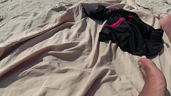 Giornata in spiaggia: nudi in pubblico