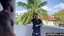 Латинский паренек залезает в комнату соседей для гей-секса