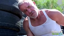 TRAILERTRASHBOYS Hunky DILF Dale Savage wichst Outdoor