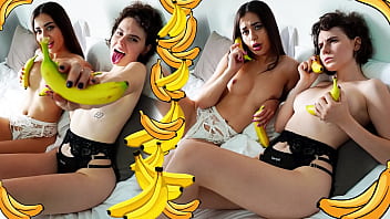 Две лезбиянки и бананы