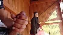 jovencito sorprende a esta musulmana que estaba esperando su autobús con su gran polla, Dios mío !!! alguien los sorprendió; podría tener problemas y huir ...