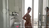 Vends-ta-culotte - Sexy giovane donna francese tatuata si accarezza sotto la doccia - almanegra-sexy