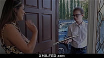 XMilfed.com ⏩ Une MILF coquine séduit le technicien de l'ordinateur portable (Sofi Ryan)