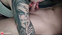 Lindo Boquete Closeup De Morena Quente Com Tatuagem