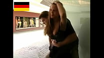 Немецкая тинка трахается на публике