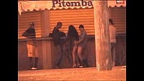 Avoir des relations sexuelles avec divers étrangers au kiosque de la plage