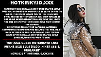 Caliente anal reina Hotkinkyjo toma un enorme consolador azul en su culo y prolapso