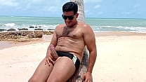 Yuri Gaucho si masturba su Coqueirinho PB Beach con bagnanti sulla spiaggia