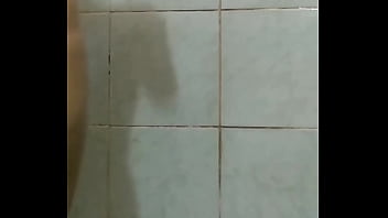joven tomando una ducha