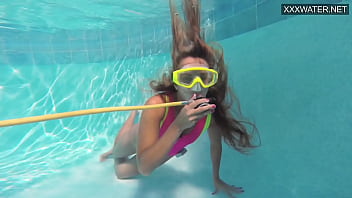 La fille la plus chaude Irina Poplavok est coquine dans la piscine