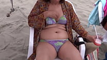 Minha esposa latina, linda mãe de 58 anos goza de praia, se exibe, mostra sua bucetinha peluda de biquíni, se masturba, orgasmos intensos, gozada no corpo delicioso