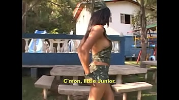 Сногсшибательная бразильская транссексуалка с большими сиськами пшеничного цвета лица Ясмин Питанга застукала свою тупую врасплох за поглаживанием ящерицы