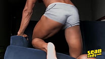 Muscular (JJ) se déshabille et se masturbe sa grosse bite jusqu'à ce qu'il jouisse - Sean Cody