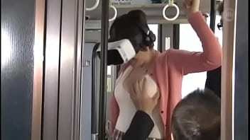 Süße Asiatin wird im Bus mit VR-Brille 1 (har-064) gefickt