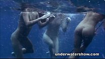 海で裸で泳ぐ3人の女の子
