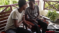 Afrikanischer Twink bläst Partner unbeschnittenen Schwanz vor Bareback-Sex