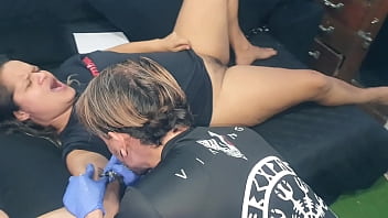 Paty Butt bezahlt Tattoo mit ihrer riesigen Xerecard an den deutschen Tätowierer. Gatopg2019