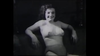 Una donna matura con i capelli scuri e setosi prende parte alle riprese di un film porno anni '60
