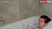 (Lina Winter) ha un sensuale e romantico bagno di schiuma schiumoso - MyDirtyHobby