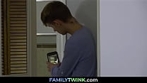 FamilyTwink.com ⏩ Niño se la mama a su padrastro después de espiarlo en el baño... Oliver Star, Kristofer Weston