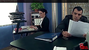 Wunderschöne Sekretärin im Büro bestraft. Sie liebt die Dominanz ihres Chefs und hat spritzende Orgasmen.