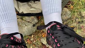 Heißes Teen gibt Schuhjob im Regen mit alten Vans Sneakers