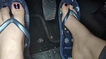Os adoráveis pezinhos de Nicoletta em chinelos pressionam os pedais e têm orgasmo na buceta peluda no carro