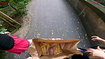 Doppia sega per strada nel sacchetto delle patatine di Mcdonald's