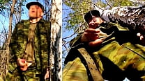 Un SOLDADO ruso con una gran POLLA en una misión militar en el bosque dispara su polla con esperma a los oponentes