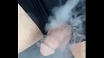Er bläst -Rauch auf seinen Schwanz