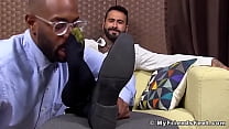 Il gay nero adora i piedi dei suoi amici mentre si masturba il cazzo